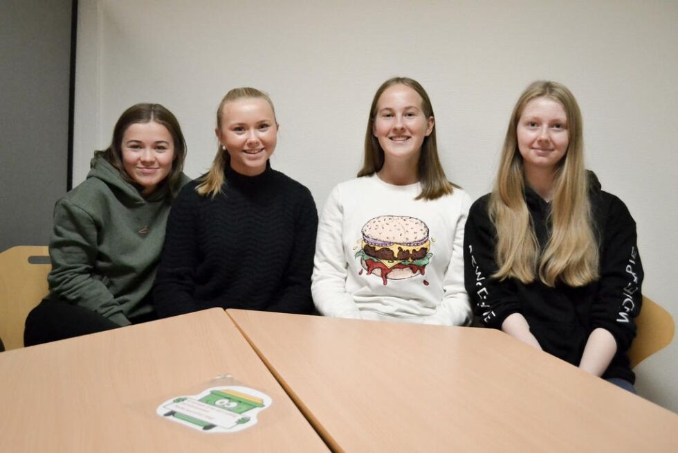 Fra venstre: Marte Kirkeby-Garstad (Sp), Tina Evelyn Buvarp (Sp), Guro Holm Skillingstad (V) og Marthe Hellesø Venåsen (V). De ønsker at det skal komme noen yngre politikere inn i kommunestyret i Nærøysund kommune.