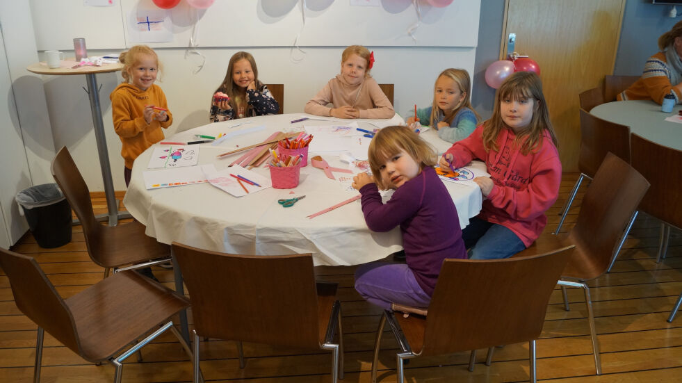 Lagde sine egne rosa sløyfer og deltok i tegnekonkurranse. Fra venstre: Sara Larsen (6), Johanne Sofi Bakken (7), Linnea Elise Grande (11), Ylva Ribe Heia (8), Sofie Lona (8) og Sylvia Lona (3).
 Foto: Andreas Gatare Øvergård