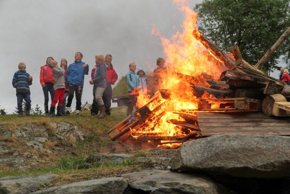 Det blir rikelig anledning til å feire St. Hans i kveld. Regnet ser ut til å holde seg borte.