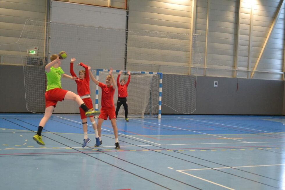Det terpes en del på skuddteknikk og blokkering før gutta skal til Trondheim for å spille håndball. Fra venstre: Mikal Andreas Solsem Waagø, Elias Engesvik, Magne Raaum og Arthur Skeie Johansen.
 Foto: Fredrik Haugerøy
