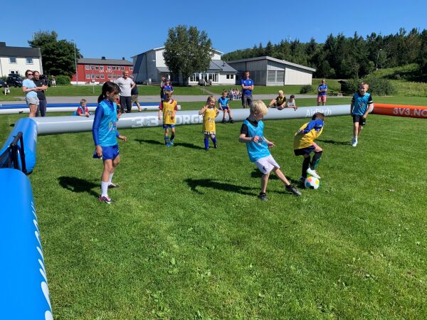 Fotball, latter og god stemning på Leka!