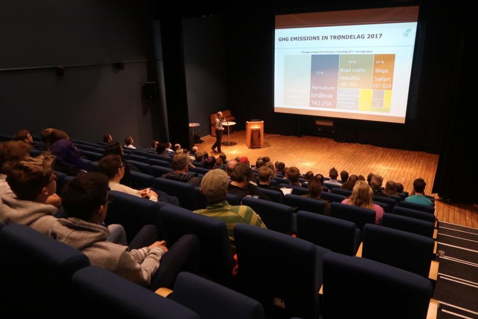 Rune Hedegart fra Trøndelag fylkeskommune forklarte for elever og lærere hva fylket gjør av tiltak mot klimaendringer.