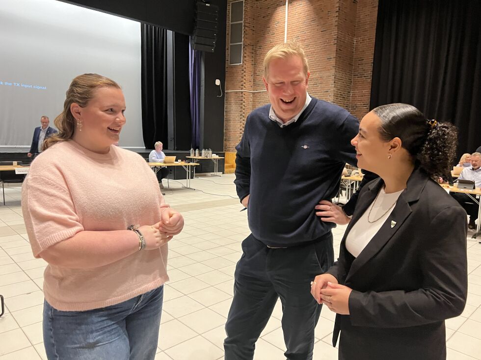 Ordfører Amund Hellsø sammen med påtroppende leder i ungdomsrådet Ingrid Williksen og avtroppende leder Victoria Finnvik.
 Foto: Lillian Lyngstad