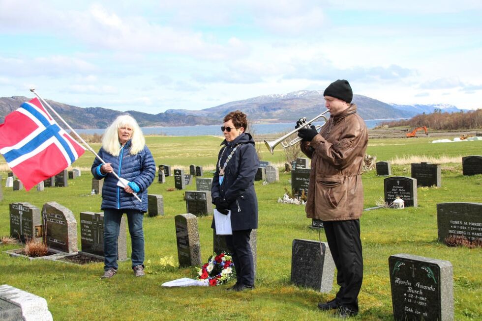 Berit Eide, ordfører Britt Helstad og musiker Eivind Sommerseth hedret motstandskvinnen Ingeborg Holm på frihetsdagen i 2021. Nå skal hennes historie fram i lyset igjen.
 Foto: Hild Dagslot/arkiv