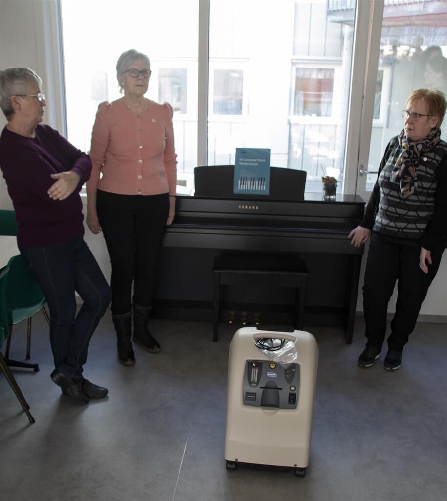 Gaven fra damene i Rørvik sanitetsforening har blant annet gitt fem oksygenmaskiner, slik den på bildet og et piano til Soltoppen, samt sju avlastningsmadrasser og ulike trivselstiltak.
 Foto; Nærøysund kommune