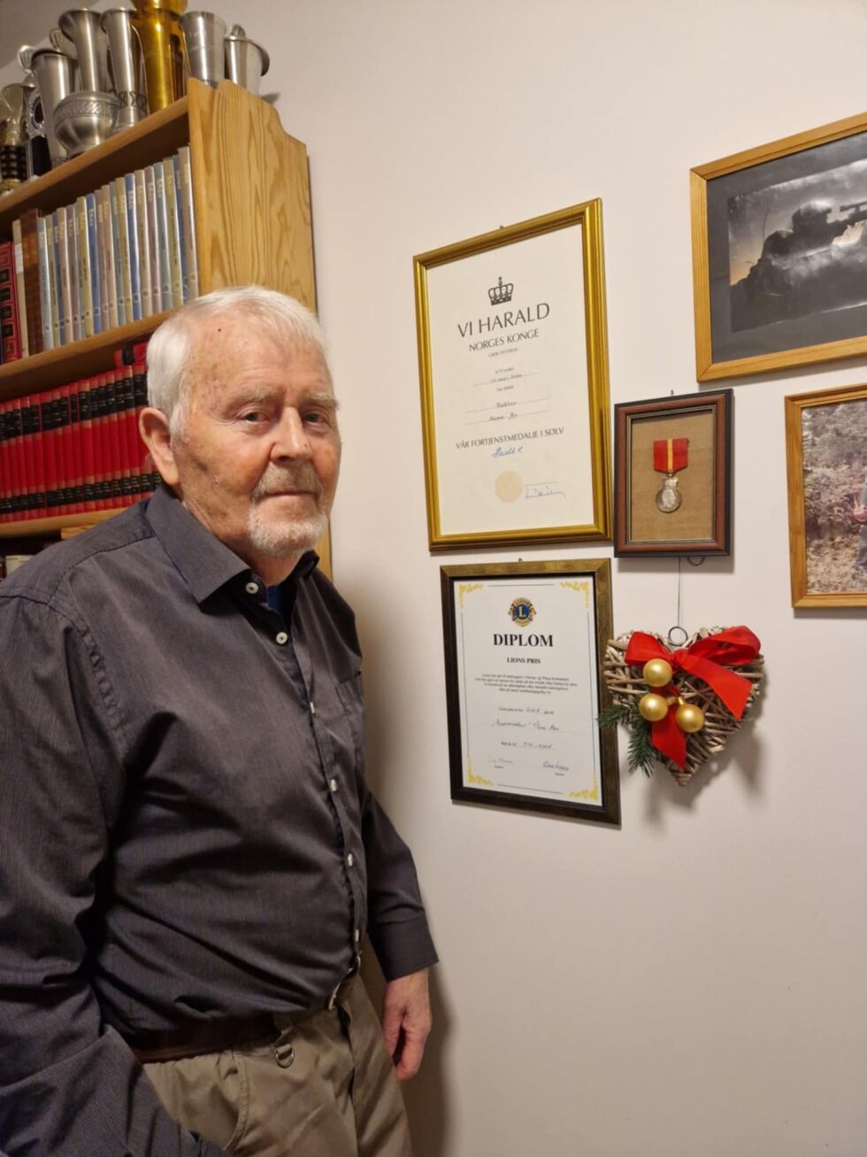 Hans Mo har gjennom sitt liv mottatt høythengende heder som har fått plass på stueveggen.