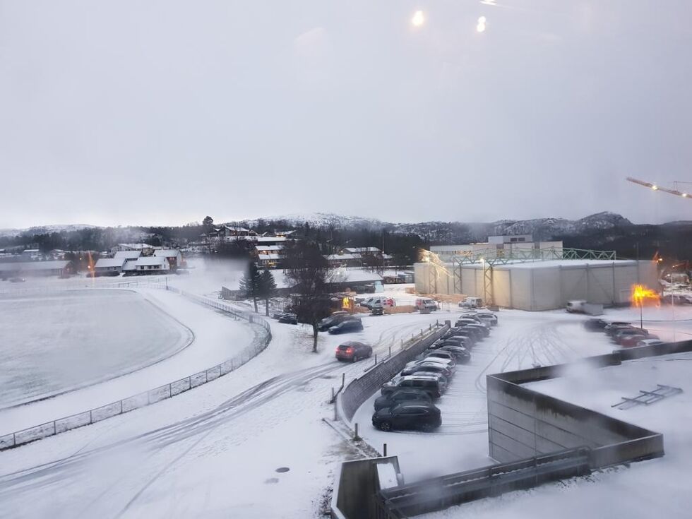 Det er snø og vanskelige kjøreforhold i distriktet i dag.