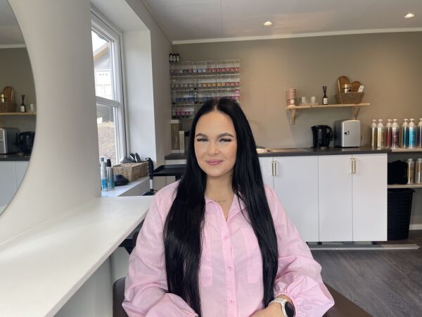 Katja åpnet frisersalong i stallen