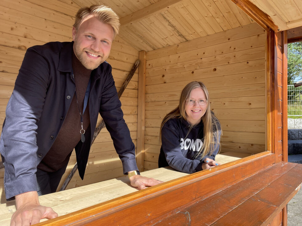 Jonas Williksen og Camilla Strøm Johansen ønsker velkommen til helgas Sopinfestival med noko attåt.
 Foto: Synnøve Hanssen