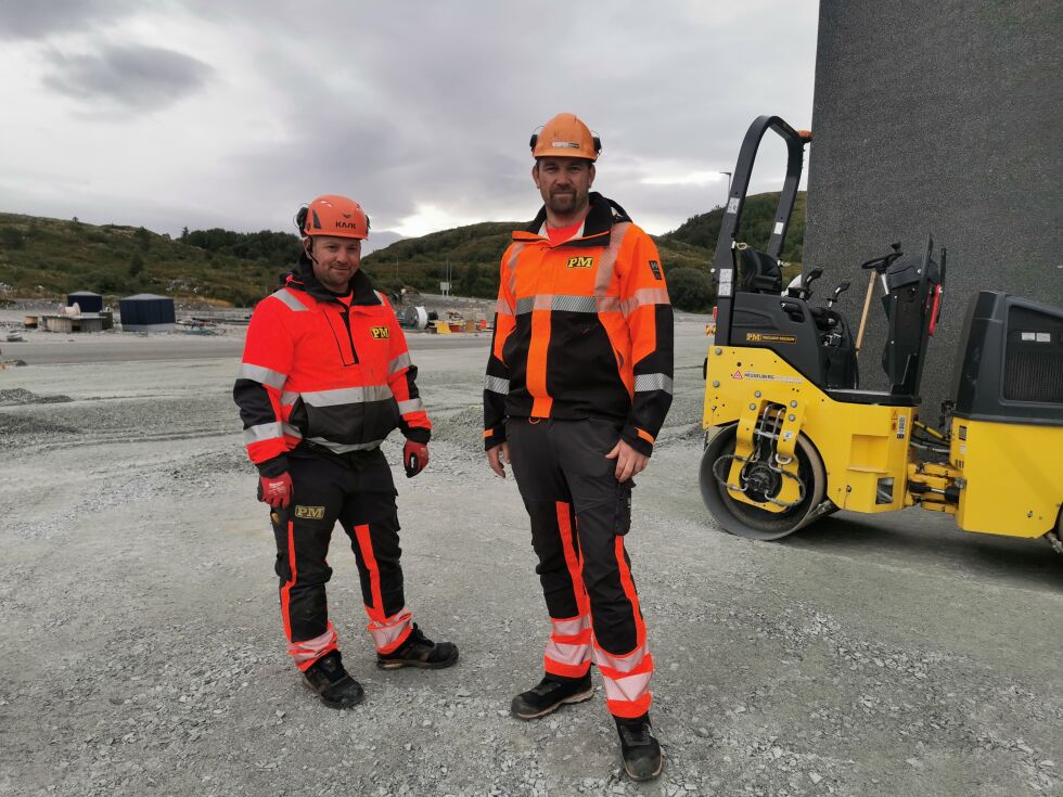 Tor Øystein Arnøy og Thomas Markussen forbereder asfaltering utenfor Comfort på Marøya.
 Foto: Andreas Gatare Øvergård