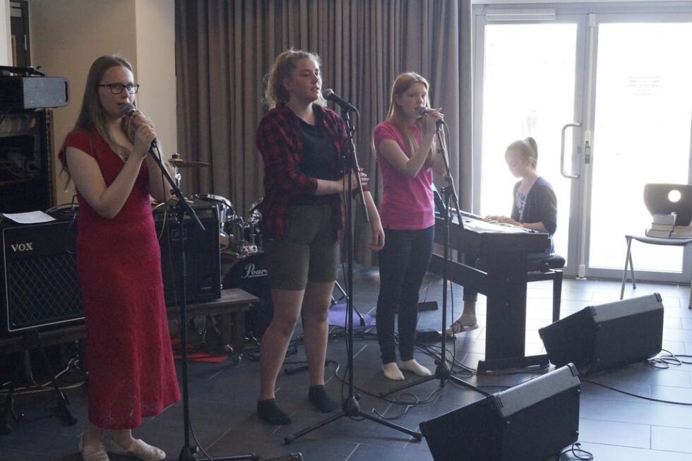 Maja Terese, Stine og Sara akkompagnert av Tuva på piano.