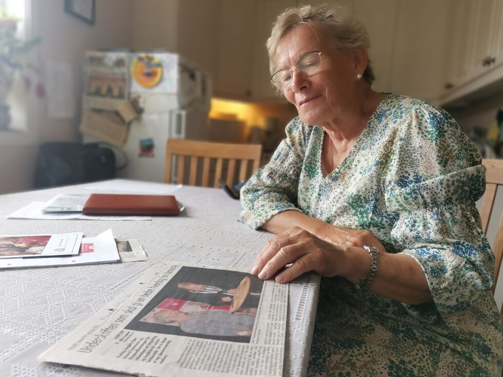 Helga Moen ser tilbake på gamle avisartikler om hun og Demensforeningens arbeid flere år tilbake.
 Foto: Malika Normann