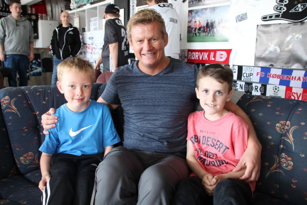 Gjesten tok seg også tid til unge supportere: Daniel Valan og Markus Hemsvik Svarva.