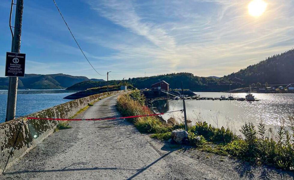 Flytebryggen til Landskjæret Småbåtforening ligger innenfor sperringen som grunneieren har satt opp.
 Foto: Jorunn E. Dolmen