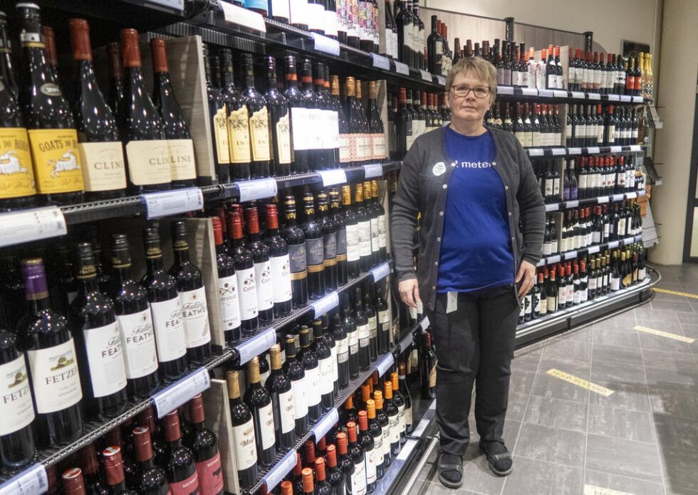 Butikksjef for Vinmonopolet, Undis Blikø, merker helt klart trenden hvor kundene nå i større grad velger bobler og hvitvin fremfor rødvin.
 Foto: Knut Sandersen (arkiv)