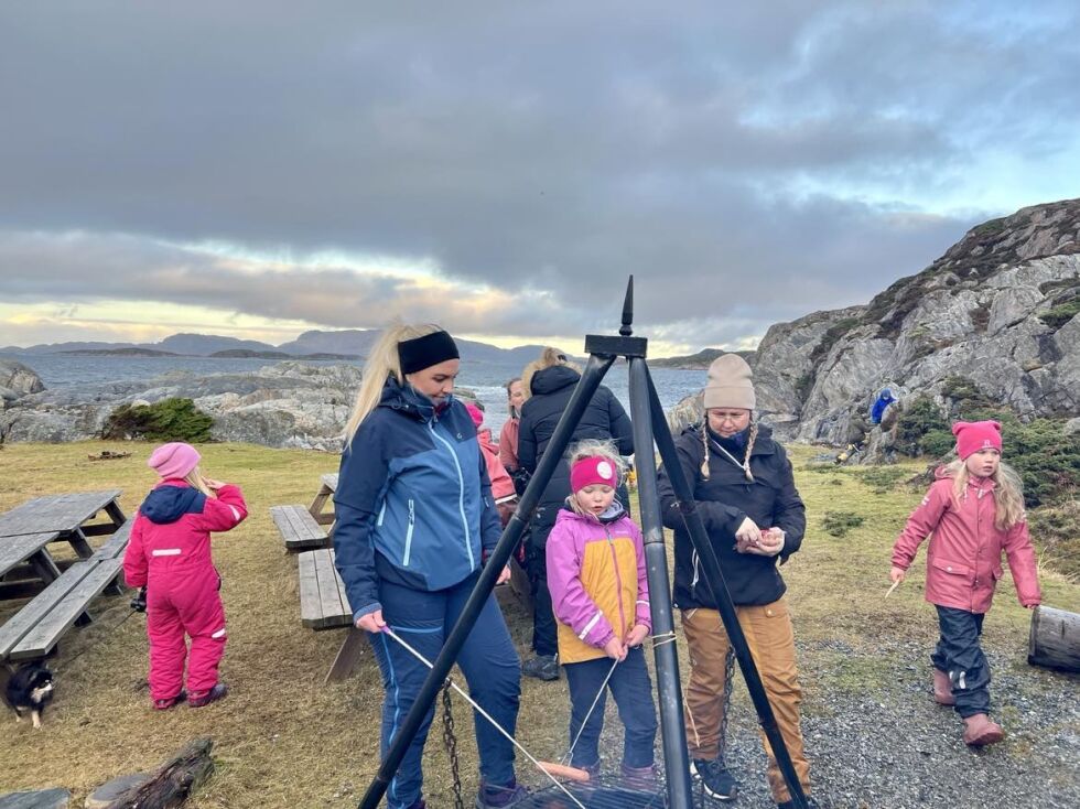 Elisabeth Tveraas, Helle Tveraas Finseth og Janne Grande Jensen var blant de som grillet  pølser på bålpanna.
 Foto: Jorunn Dolmen