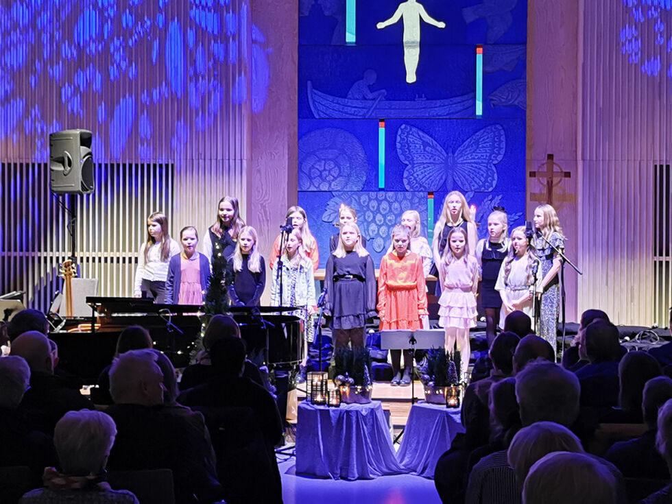 Rørvik Tween Sing åpnet konserten i Rørvik kirke.
 Foto: Andreas Gatare Øvergård