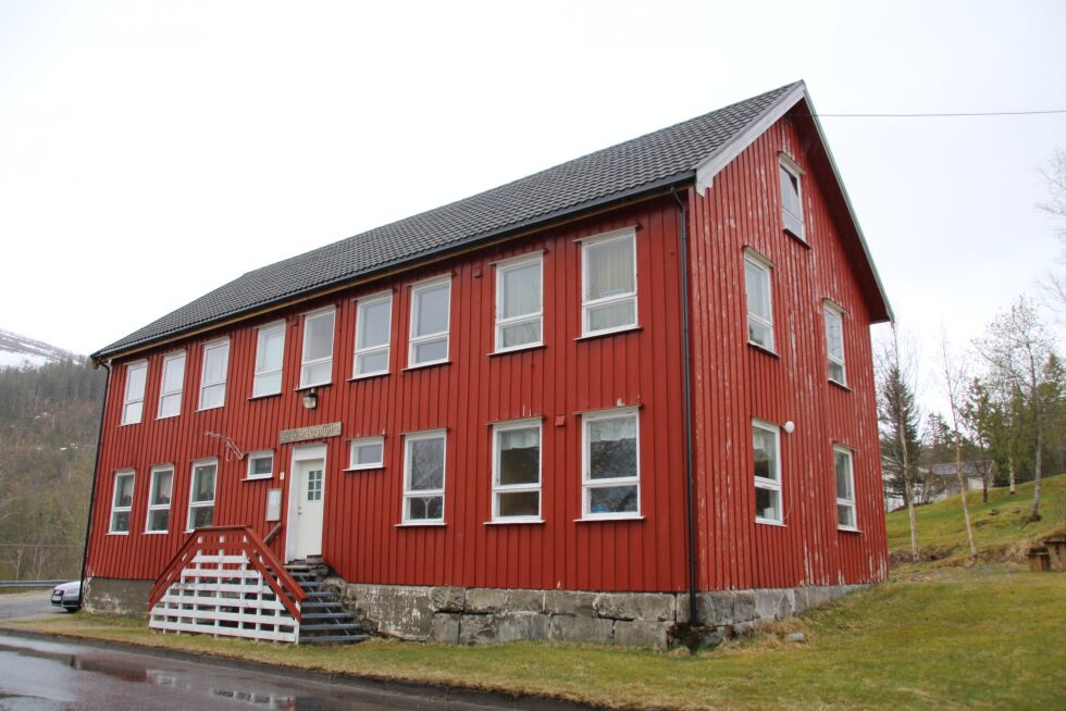 Den gamle Doktorgården, som blant annet er lokaler for Bindal frivilligsentral, trenger vedlikehold, påpeker styret  i frivilligsentralen.
 Foto: Hild Dagslott