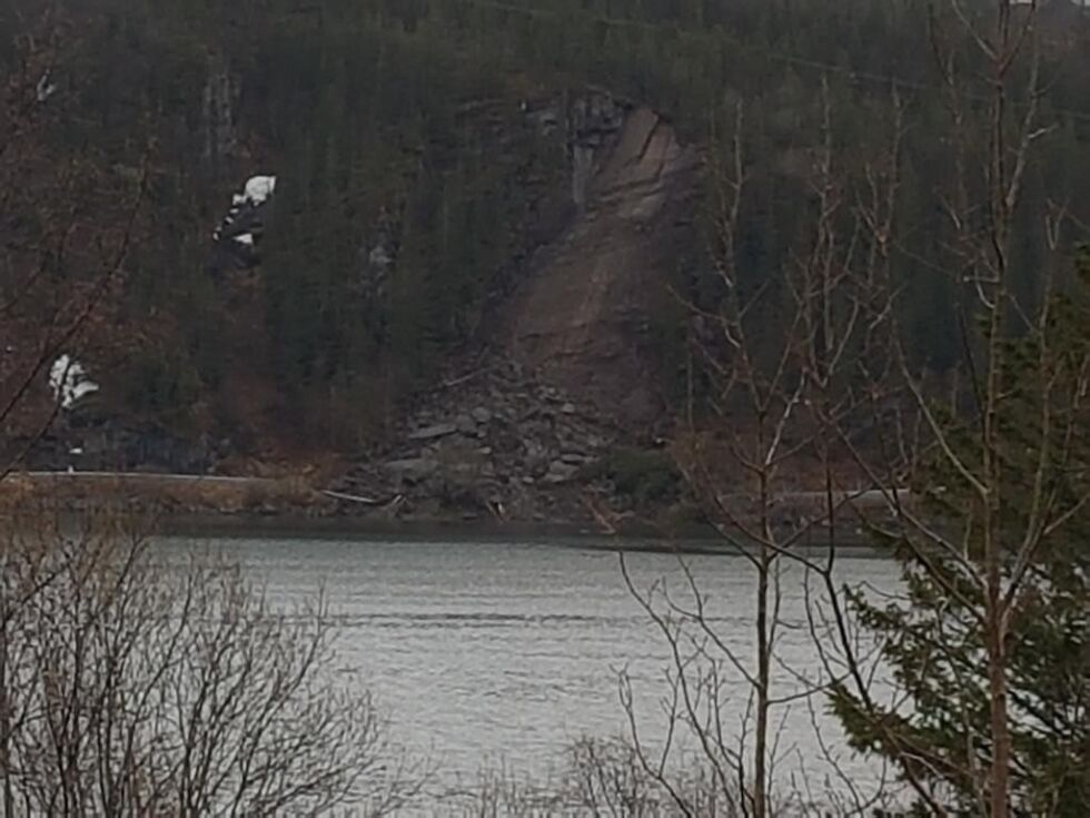 Vegvesenet har nå startet arbeidet med å rydde massene etter raset som gikk ved Årsetfjorden i slutten av april.
 Arkivfoto