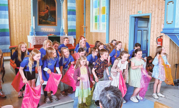 Barnekor fra tre kommuner sjarmerte med fargerik konsert i Solstad Kirke