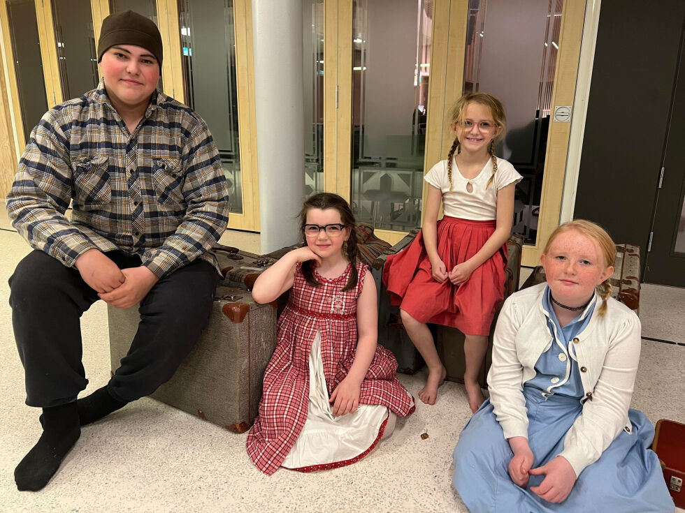 De yngste skuespillerne Sondre, Elise, Iben og Selma synes det er artig å være med på teateret.
 Foto: Lillian Lyngstad