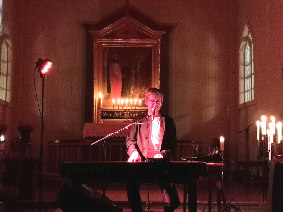 Thomas sang både egne- og andres sanger under konserten i Gravvik kirke. Han åpna konserten med sin egen sang Amalie.
 Foto: Heidi Arnøy