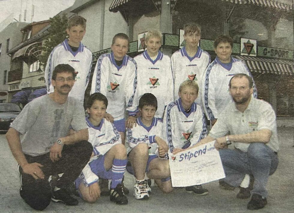 Småguttelaget til Nærøy IL var klare for Norway Cup – for første gang for mange av spillerne. Laget fikk reisestipend på 3000 kroner og 20 nye drakter til cupen. Blant spillerne på bildet ser vi blant andre Jan Ivar Strand, Arne Joar Hamland, Odd Martin Strandvahl, Egil Aspli, Joar Willy Hestø, Rune Wahl (trener), Ole Anders Arnøy, Arve Lundring, Håvard Hestvik og Kurt Lysø (fra G-sport).
 Foto: Arkivfoto. Lillian Lyngstad.