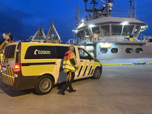 Mann falt i sjøen fra hurtigrutekaia i Rørvik