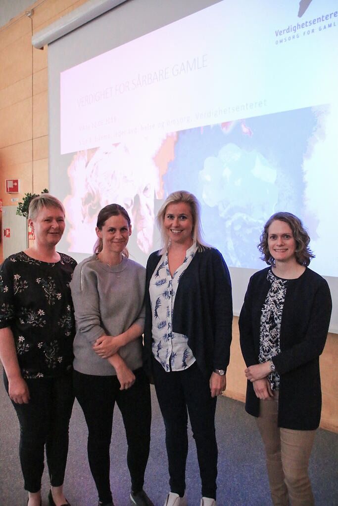 Sykepleierne Anneli von Ibenfeldt og Lill Ingunn Kvalø Andersen fra Vikna har tatt videreutdanning ved Verdighetsenteret. På tirsdag hadde de og vel femti andre fra helsesektoren i Vikna en fagdag med Silje B. Eikemo og Gro Helen Dale fra senteret.