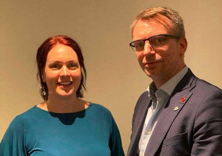 Fremskrittspartiets helsepolitiske talsperson, Åshild Bruun-Gundersen, sammen med varaordfører i Nærøysund, Terje Settenøy håper at kommunene vil være med på å gi valgfrihet i eldreomsorgen.