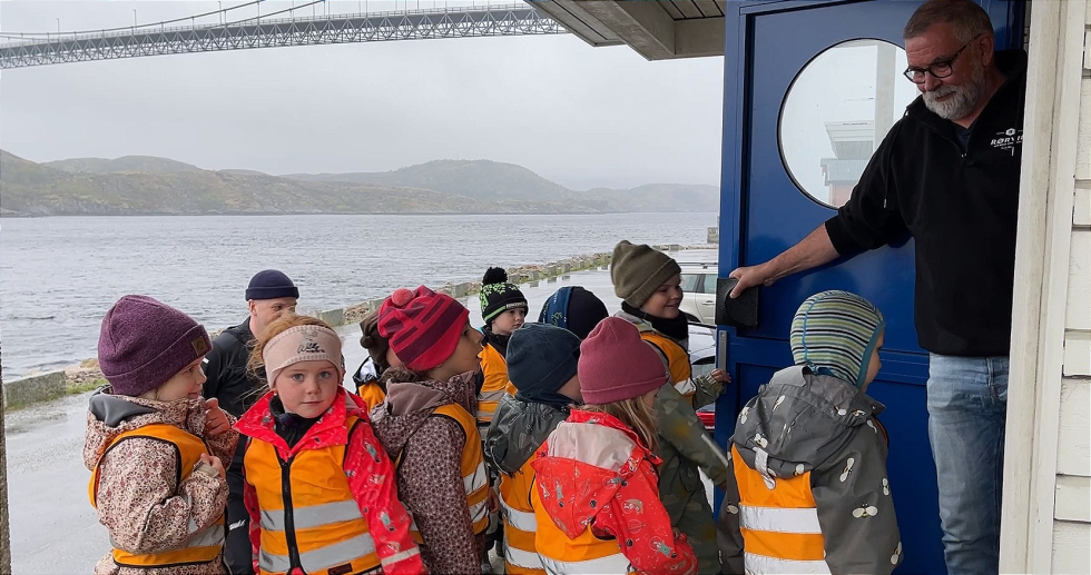 Øivind Pettersen ønsker barnehagebarna velkommen til Rørvik Fiskemat
 Foto: Renate Rosenvinge