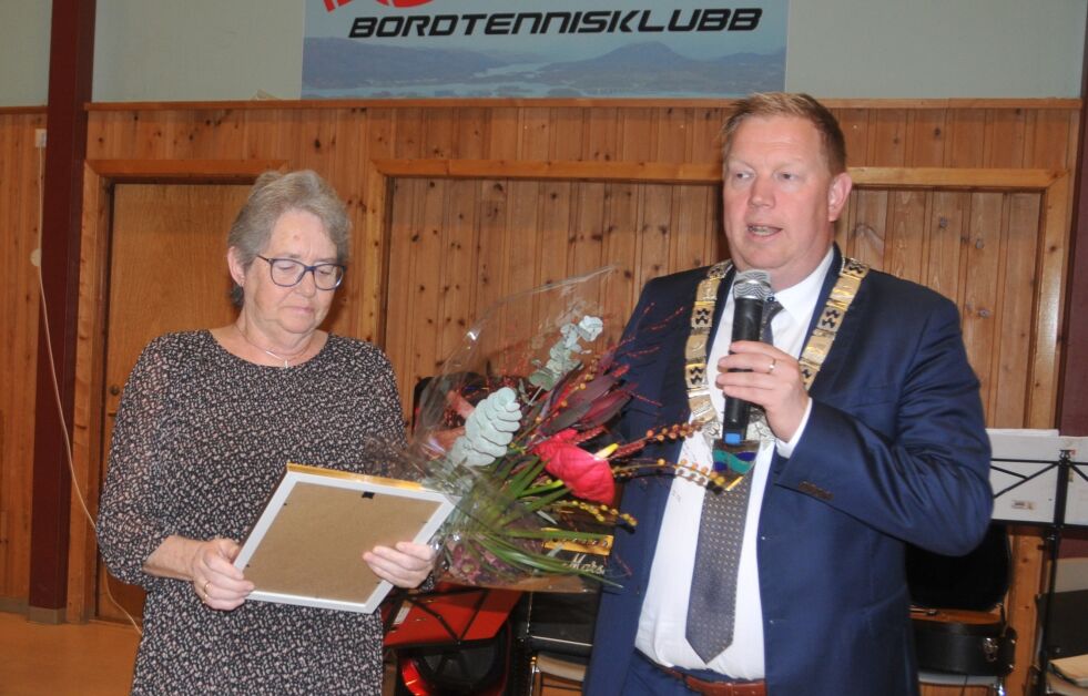 Helga Hagen ble kåret til årets medmenneske og fikk utdelt prisen fra ordfører Amund Hellesø.
 Foto: Knut Grindvik