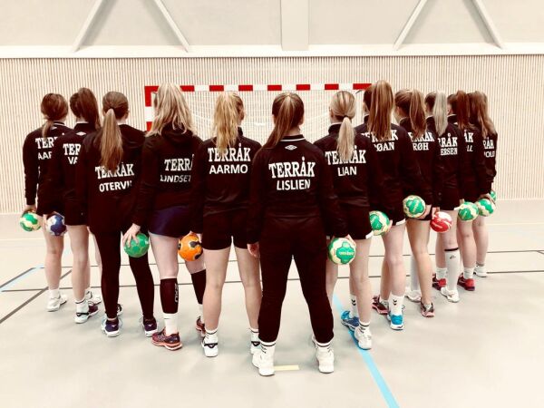 Koronaselvbestemt og halv maskin for håndballen