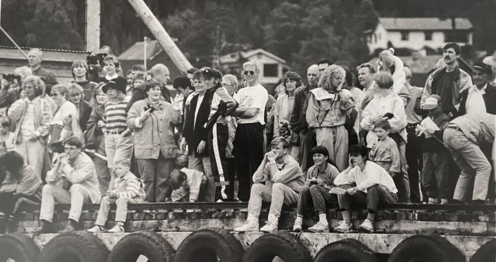 Dette bildet er fra Nordlandsbåtregattaen på Terråk i 1991. Kaia er fylt opp av mennesker som følger spent med på seglerkonkurransen.
 Foto: Ytringens arkiv