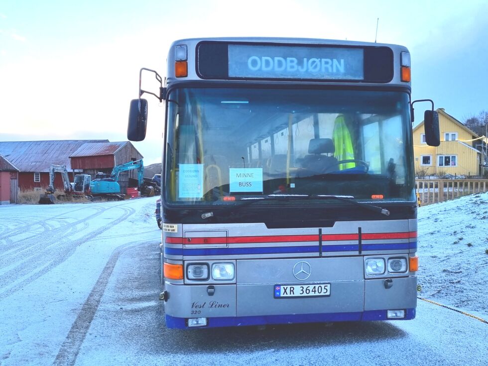 Bussen står utenfor butikken på Austafjord.
 Foto: Privat