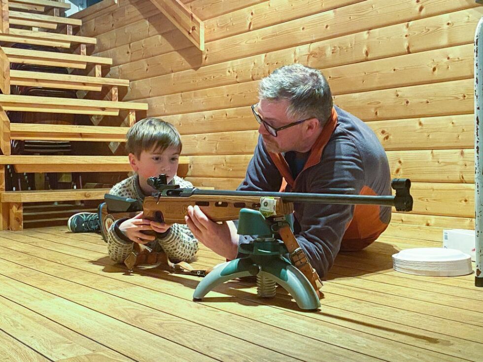 Det må en del tørrtrening til før skudd avfyres og Haldor Ulsund får her hjelp av Knut Arne Valø for å forstå bruken av siktemidler og avtrekk.