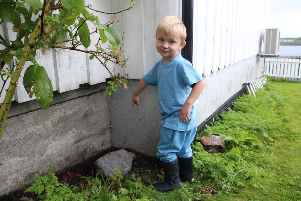 Oliver Enzo viser hvor de begravde katten.
 Stine Vikestad