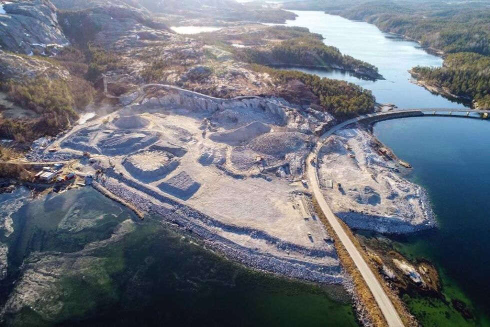 Fra onsdag og i om lag fire uker, vil Fv.17 forbi det nye industriområdet ved Svaberget være midlertidig lagt om. Nedsatt hastighet til 50 km/t er skiltet.
 Foto: SinkabergHansen