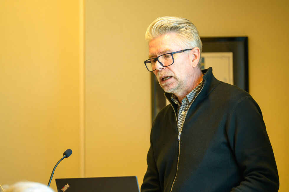 Jøran Østom fra KLP orienterte Leka kommunestyre om pensjonsordningen.
 Foto: Synnøve Hanssen