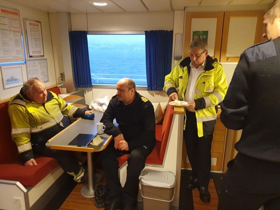 Det ble spist kake og mimret en del på MS Foldafjord da den siste matpausen på båten ble gjennomført. Flere tidligere ansatte på båten kom innom.