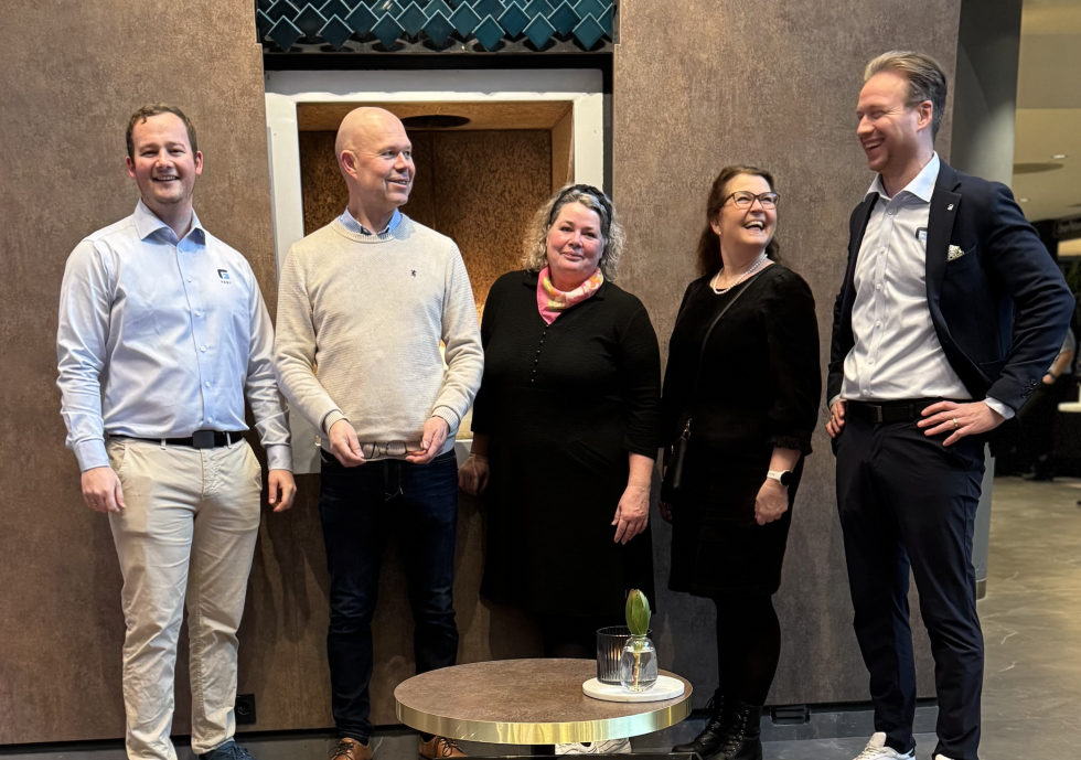 Lasse Skeie i Frøy, Espen Arntsberg rektor Guri Kunna vgs, Anita Frelsøy rektor Ytre Namdal vgs, Marit Stovner rektor Charlottenlund vgs og Anders Skaare i Frøy.
 Foto: Frøy/Pkom