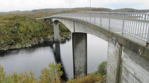 Stenger brua i perioder