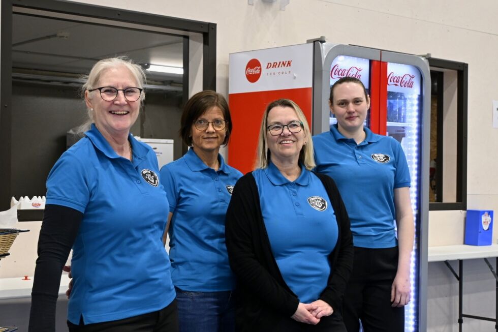 Damene som holder kaféen gående under Kystbymessa. Fra venstre: Tove Kristin Haug, Renathe Nilsen, Kari Anne Risvik Strand og Gunn Irén Haugland Arntsen.
 Foto: Renate Rosenvinge