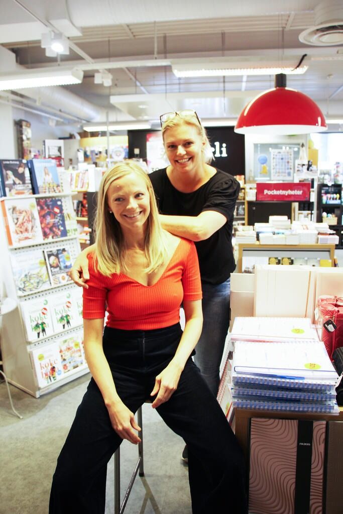 Hanne Victoria Back Skauge og Kine Westvik håper å skape mange nye relasjoner og et godt tilbud når de nå tar over bokhandelen på Rørvik.