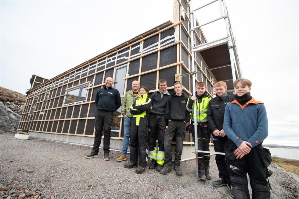 Hver onsdag møter seks elever fra Austafjord skole opp for å jobbe på byggeplassen på Garstad.
 Foto: Nærøysund kommune