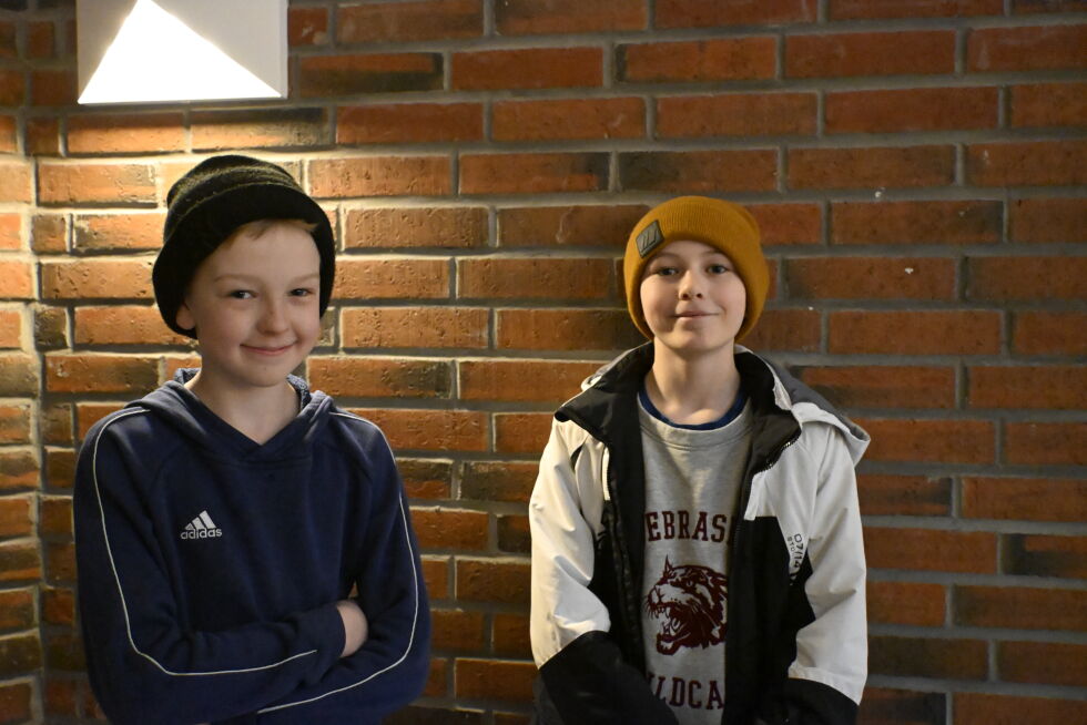 Ulrik Arnøy (til venstre) og Tage Marelius Åsvik Hamland gledet seg stort til forestillingen – særlig fordi en medelev skulle stå på scenen.
 Foto: Renate Rosenvinge