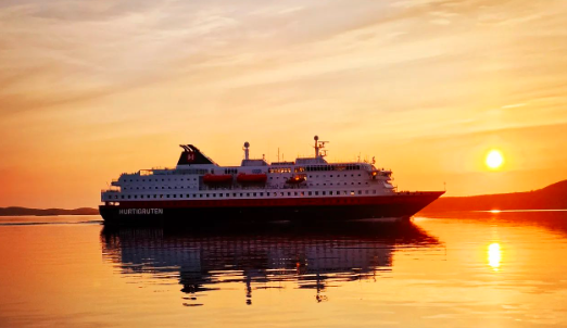 130 år med Hurtigruta, og behagelig sommervær den 2. juli!