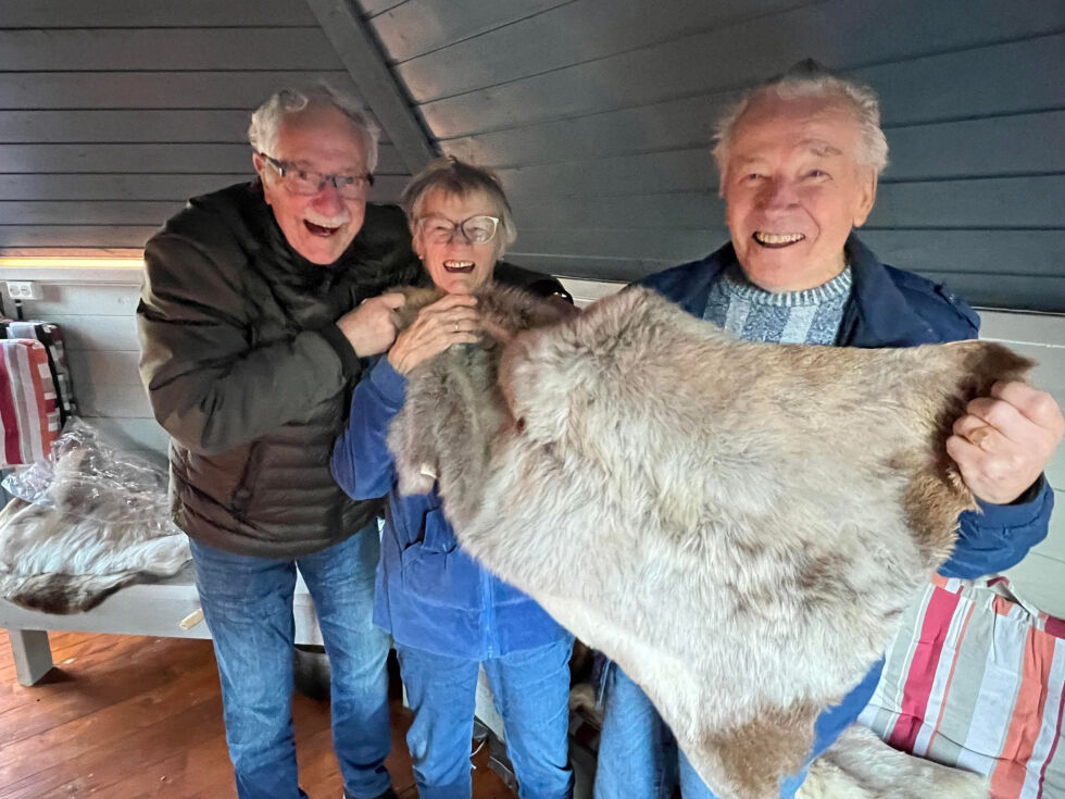 Finn Øseth sørget for at de eldre fikk ei grillhytte som samlingssted. Tirsdag var han med da pårørendeforeninga overrakte skinn - her sammen med Gerd Lyngstad og Henry Fagernes.