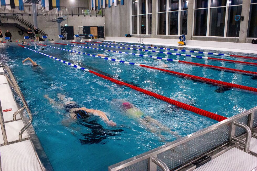 Både trenere og utøvere er takknemlige for at de får låne bassenget i Nærøysund.
 Foto: Stine Vikestad