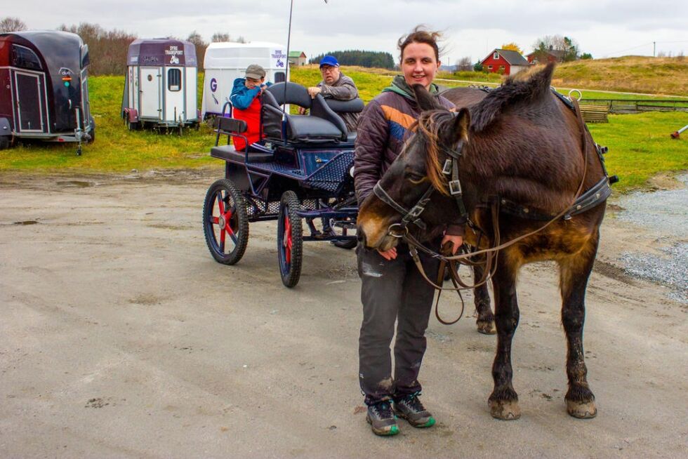 Her har Terje og Trond tatt en tur i vogna sammen med Nina Beate og hesten Bella.